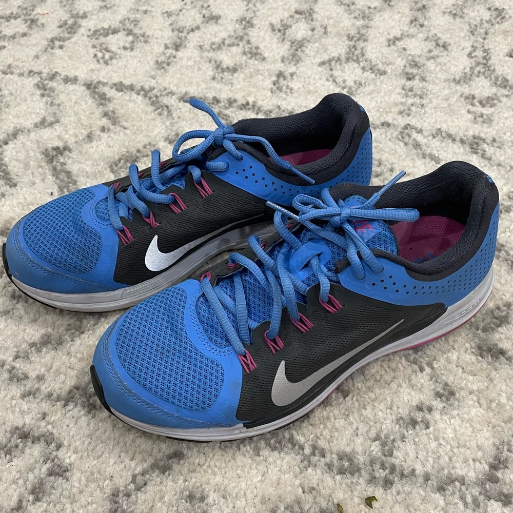 Barely worn! Vibrant Nikes, Womens 10